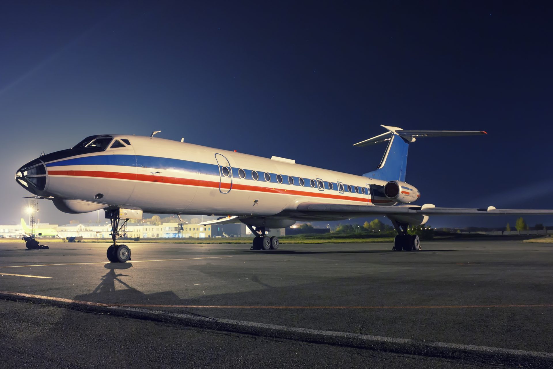 Aircraft on the apron at night during a turnaround