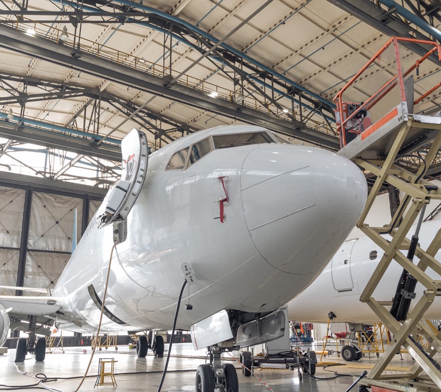 Engineer supporting an aircraft on turnaround